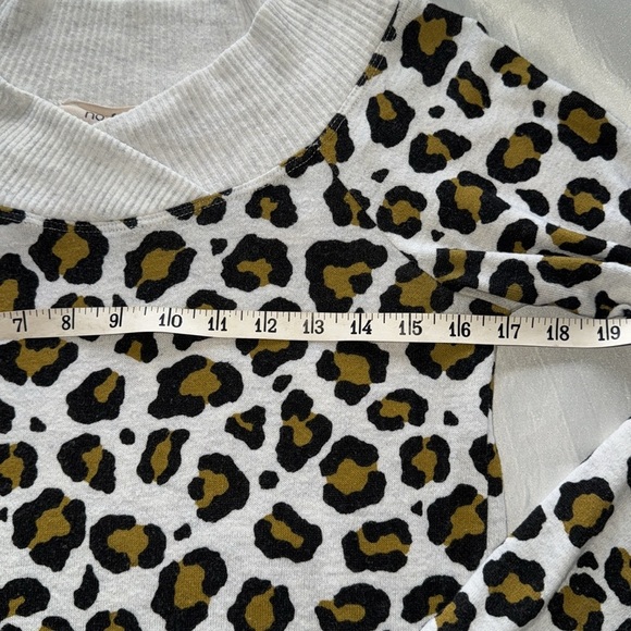 No Frills Ivory Leopard Animal Print Long Sleeve Top Contrast Rib Knit Trim Sz S - Picture 10 of 13